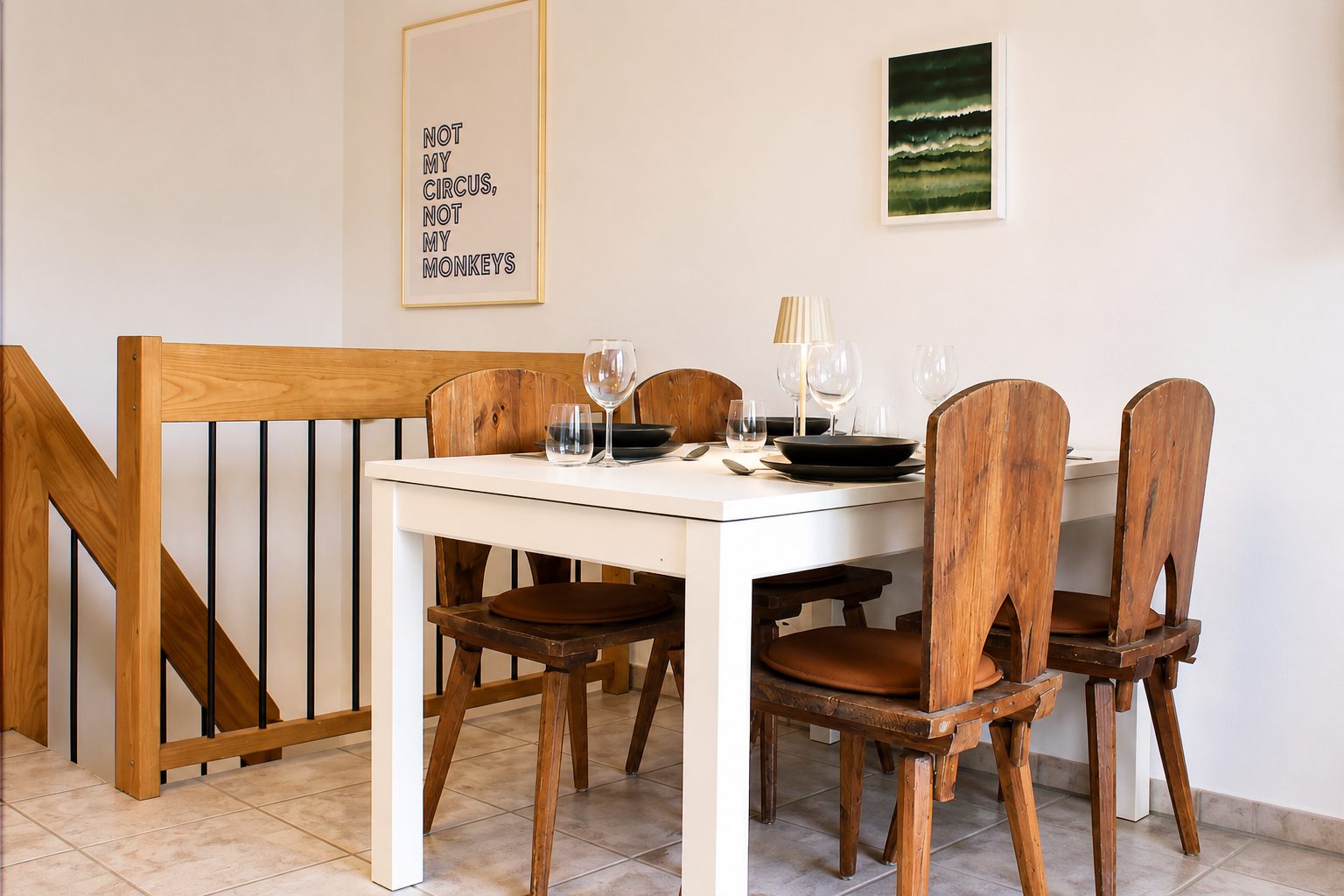 Essbereich mit weißem Tisch und massiven Holzstühlen