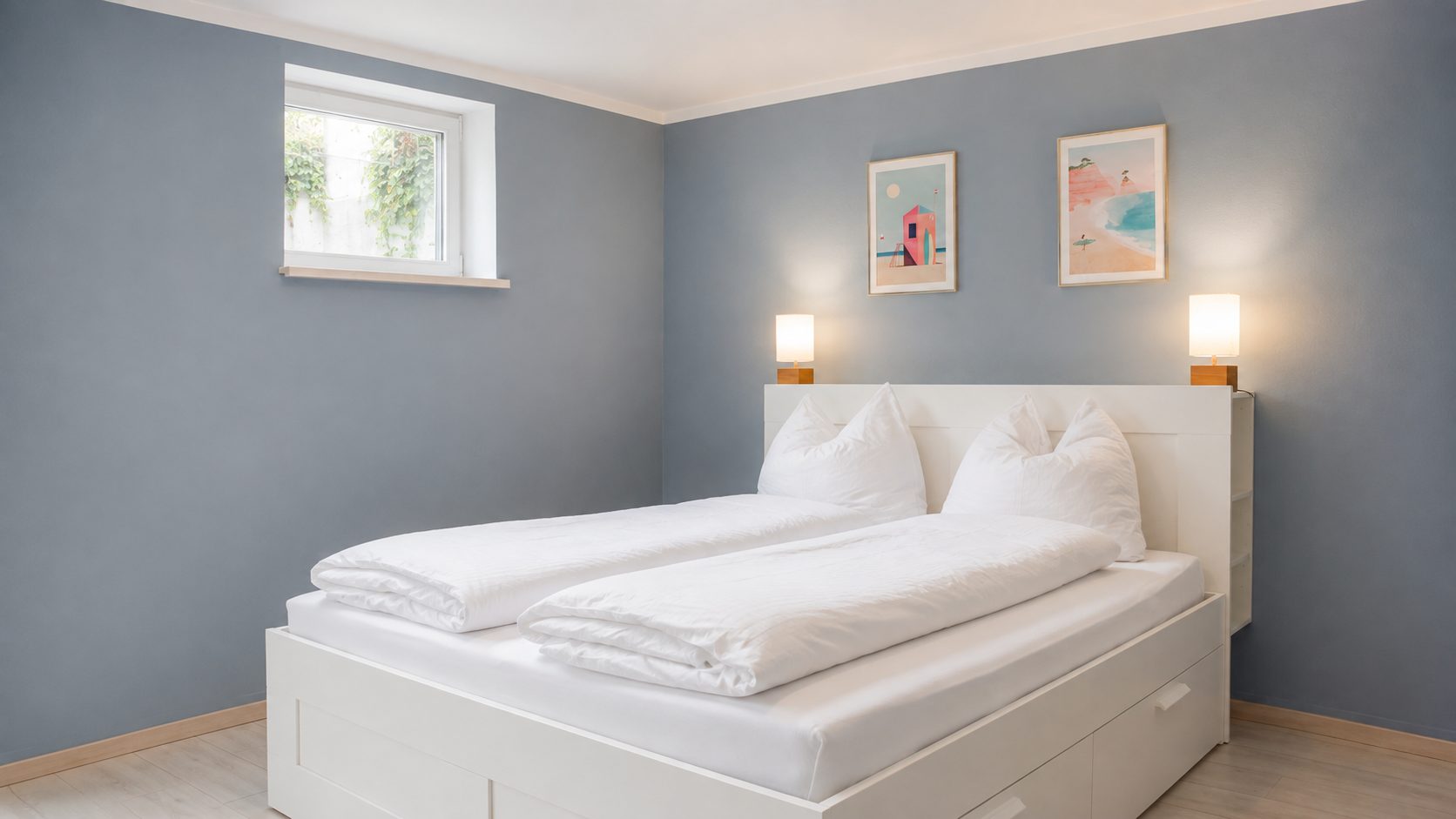 Zweites Schlafzimmer mit Doppelbett in ruhigem Blaugrau