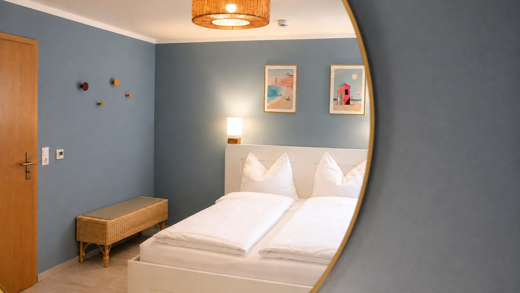 Rundspiegel und Sitzbank im zweiten Schlafzimmer